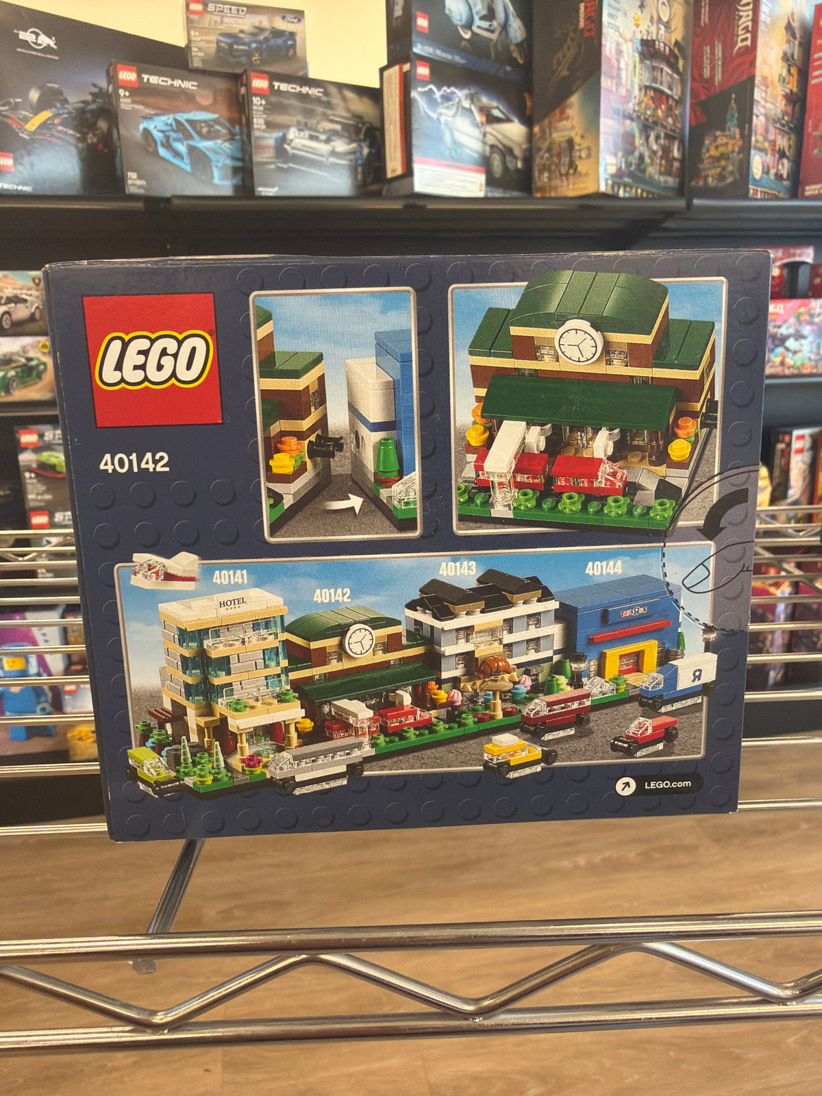 Bricktober Train Station (2015 Toys "R" Us Exclusive)