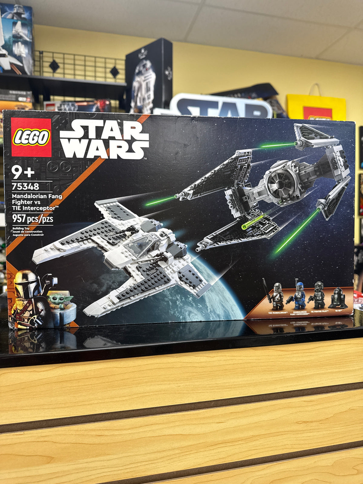 Mandalorian Fang Fighter vs TIE Interceptor